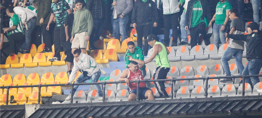 Un policía y 21 hinchas heridos: el balance de la riña entre aficionados de Nacional y Junior en Medellín