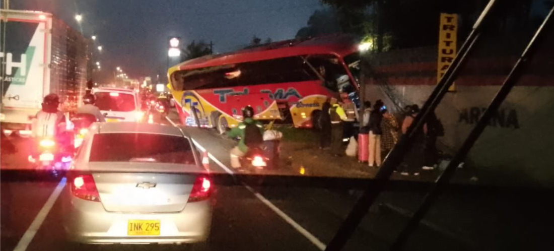 En video: así quedó el bus involucrado en un aparatoso accidente en la Autopista, a la altura de Guarne