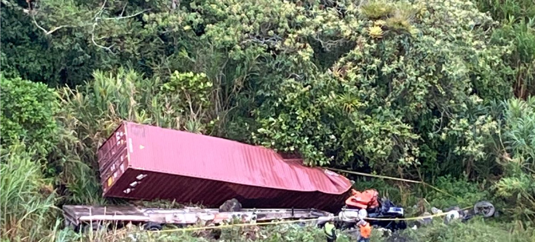 Camión rodó por un abismo en la Autopista: el conductor habría sufrido un microsueño y murió en el sitio