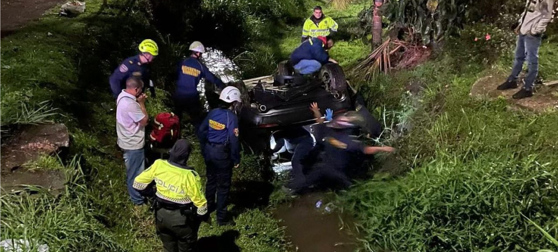 Un carro cayó a una quebrada en Rionegro, una persona quedó herida