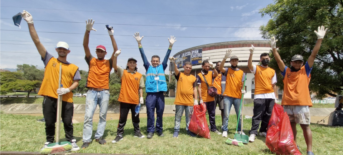 Habitantes de calle participan en labores de embellecimiento del espacio público en Medellín