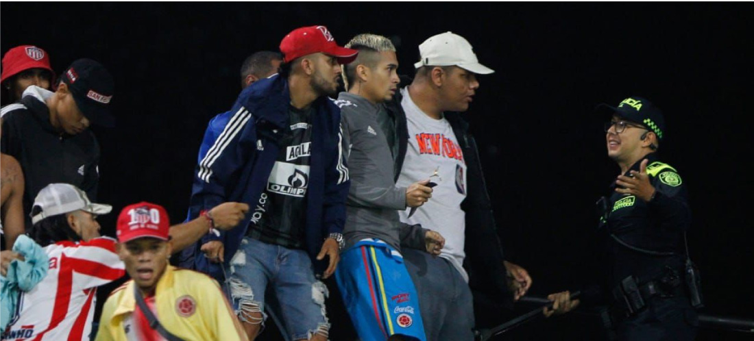 En video quedó registrado como aficionados agreden a hinchas rivales en los bajos del Atanasio Girardot