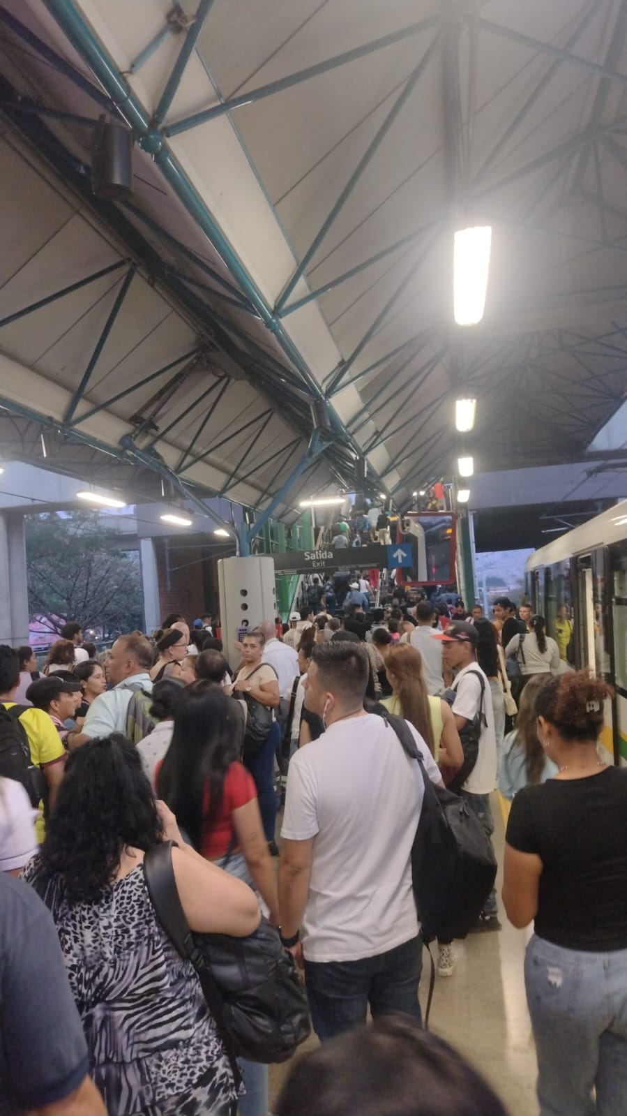 Viajeros fueron evacuados del Metro de Medellín por salida de humo en los vagones