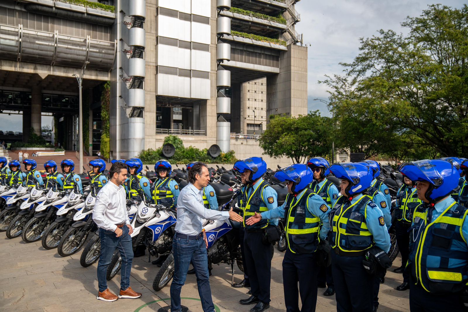 Medellín incorporó 100 nuevos agentes de tránsito; ´Fico´ les pidió combatir la corrupción