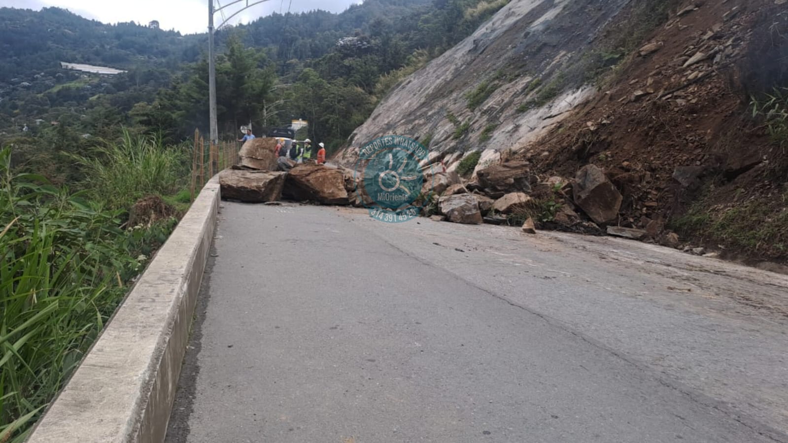 Continúa el cierre en la vía Santa Elena por caída de material sobre la calle: tome rutas alternas