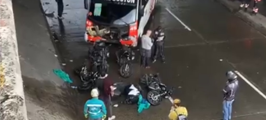 En video: accidente en el centro de Medellín; un bus atropella cinco motociclistas