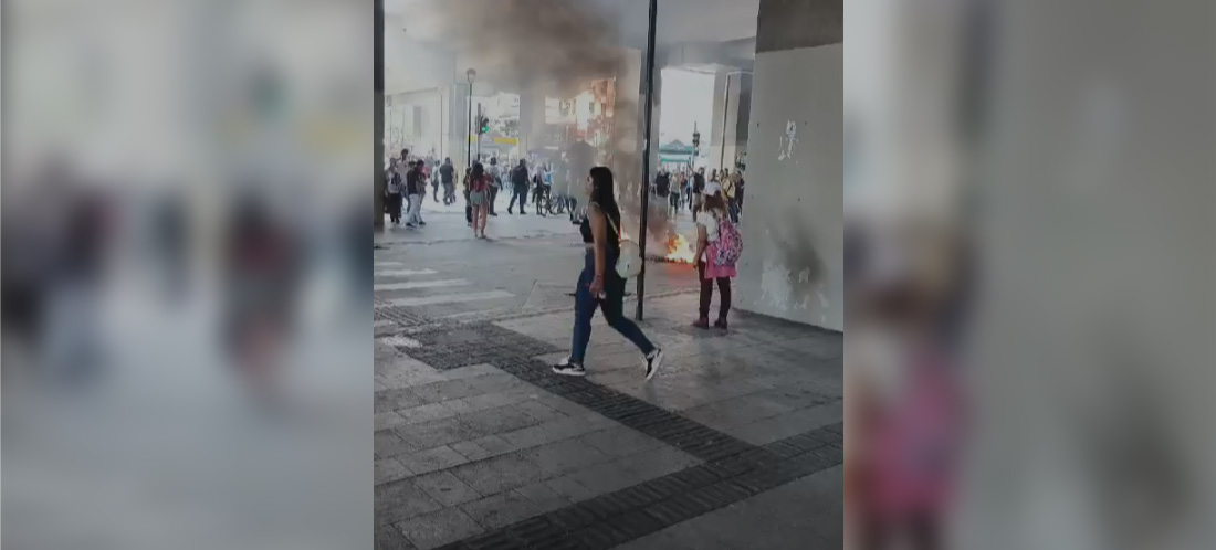 En video: con machetes y quemas en la vía, protestan en el centro de Medellín