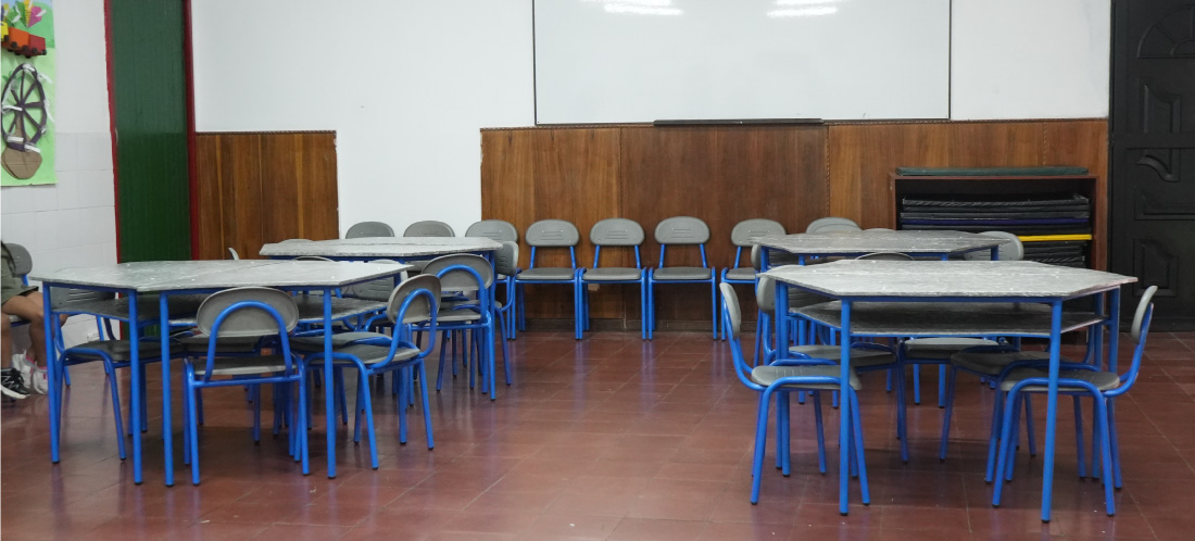 Escuelas de Medellín recibieron escritorios hechos con cajas de Tetra Pak de productos de Ron Viejo de Caldas