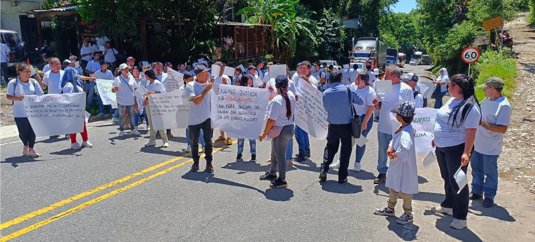 Habitantes de Aquitania bloquean la Autopista Medellín - Bogotá en una manifestación pacífica