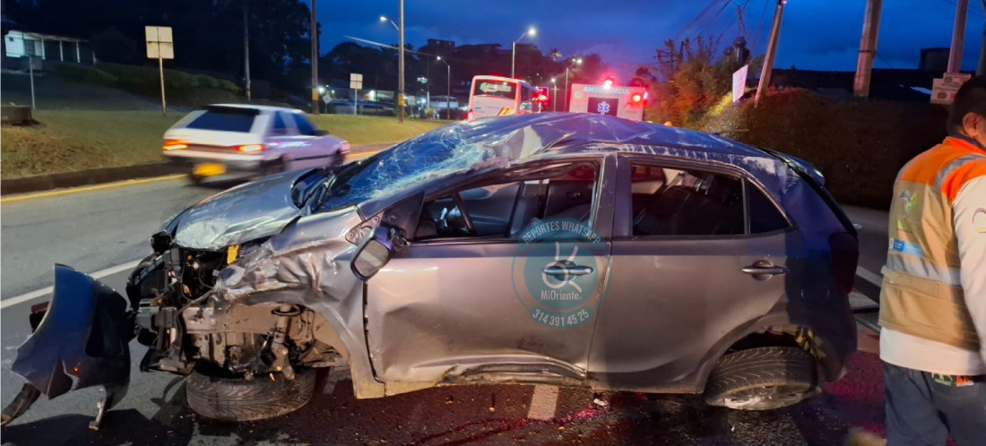 Automóvil se volcó en la Autopista al esquivar una motocicleta; dos personas resultaron lesionadas