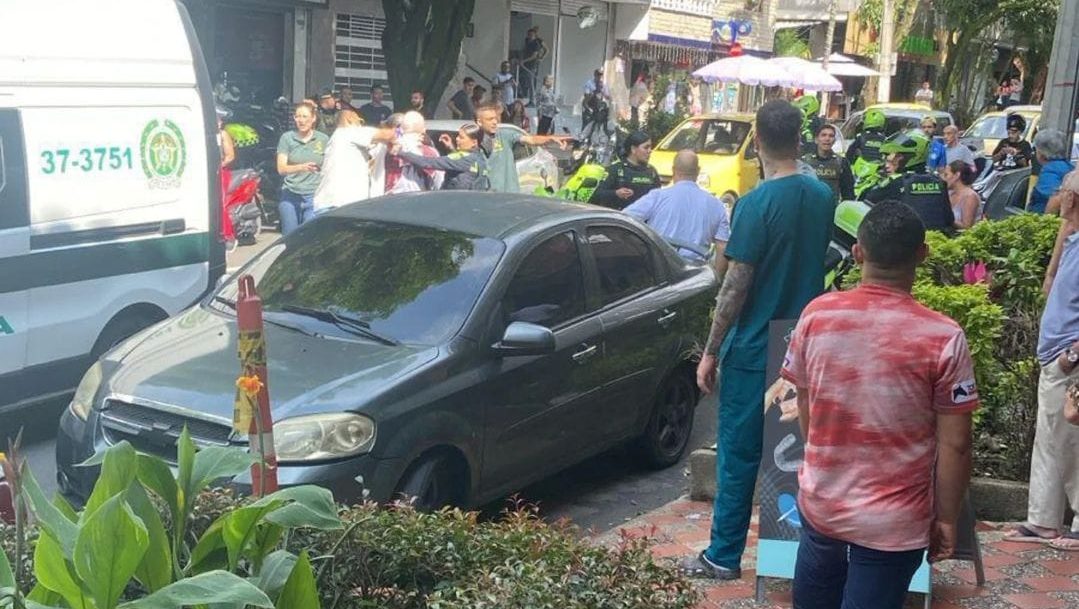 Hombre irrumpió en vivienda y agredió a dos personas. Al parecer posee una condición de salud mental especial