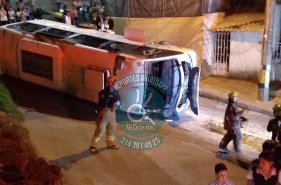 ¡Atención! Bus rodó por un barranco en Marinilla, el conductor resultó herido