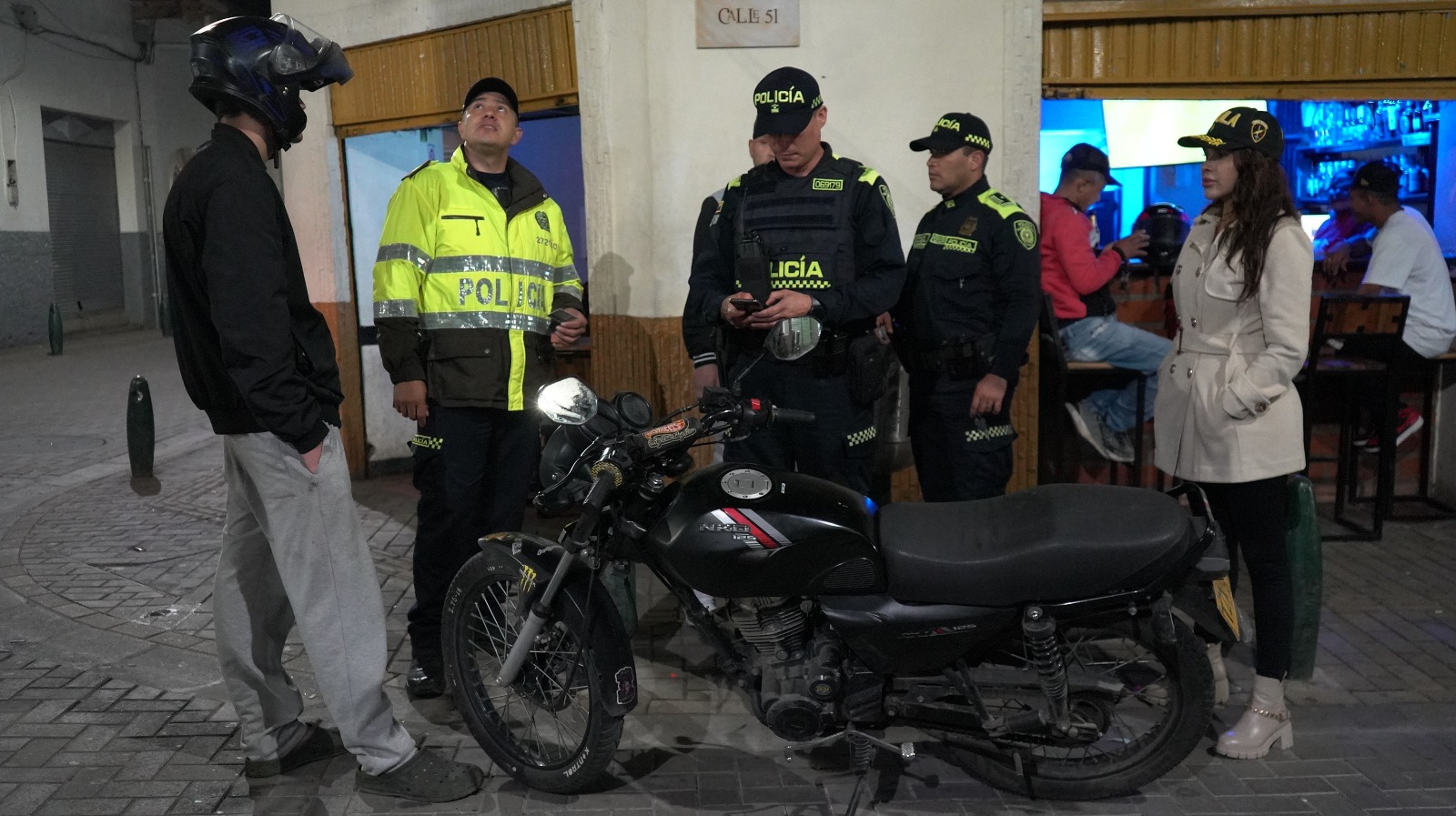 Con labores de limpieza y mantenimiento, Rionegro embellece el espacio público en el Centro Histórico