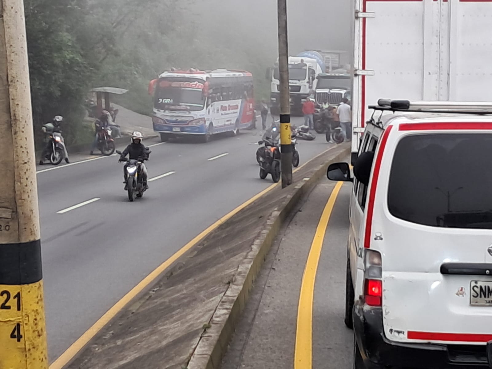 En video: así fue el aparatoso accidente de tres motociclistas en la autopista