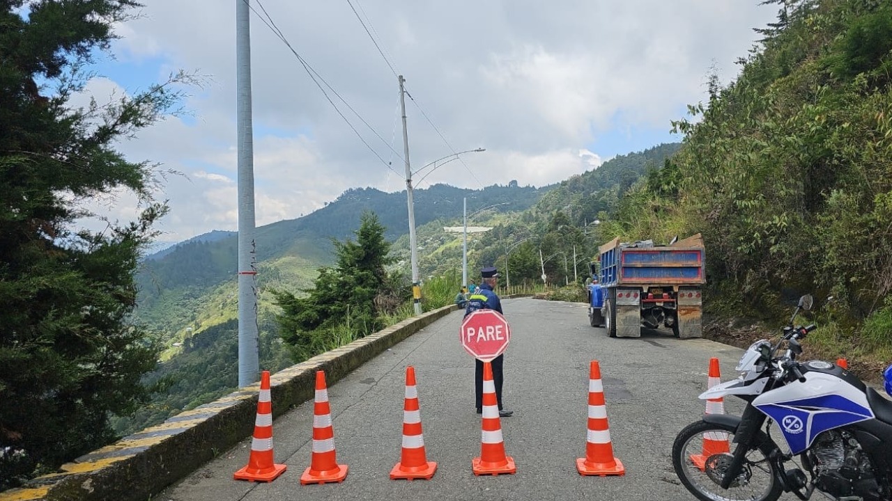 Cierre total en la vía Santa Elena por deslizamiento de tierra