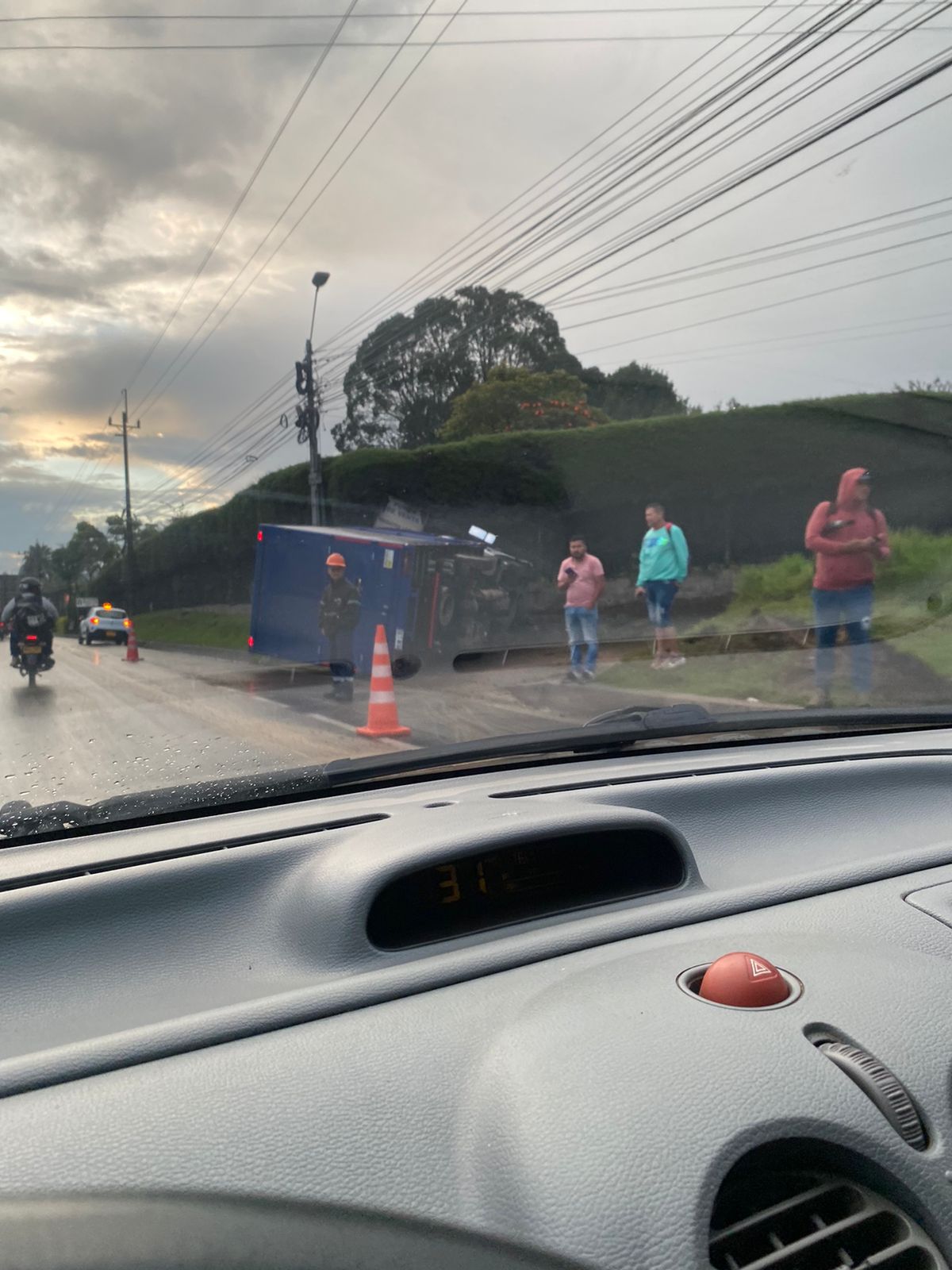 Así están las vías del Oriente en la mañana del viernes; hay un accidente