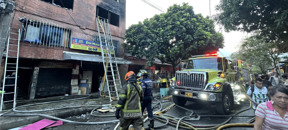 Incendio en edificio del centro de Medellín: bomberos entraron por las ventanas