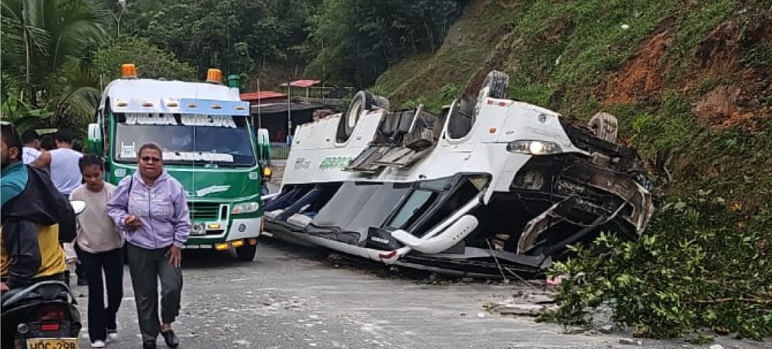 ¡Atención! Grave accidente en vías de Antioquia deja al menos 20 personas heridas