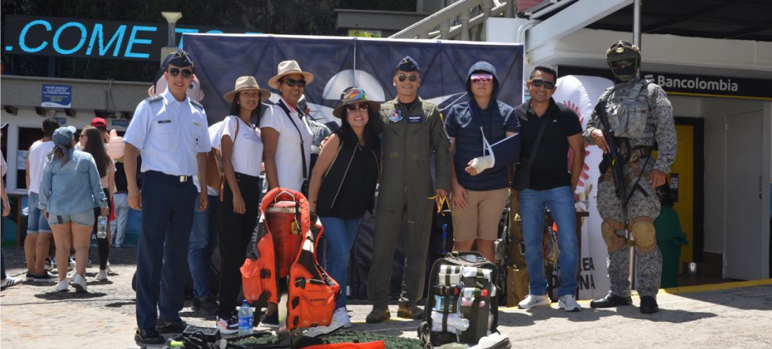 La Fuerza Aérea Colombiana más cerca de las regiones: el CACOM 5 compartió con la comunidad en la Piedra del Peñol