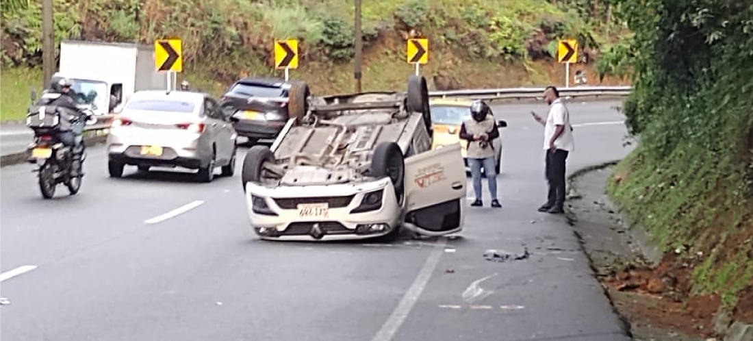 Un vehículo se volcó en la vía Las Palmas; hay movilidad reducida en la zona