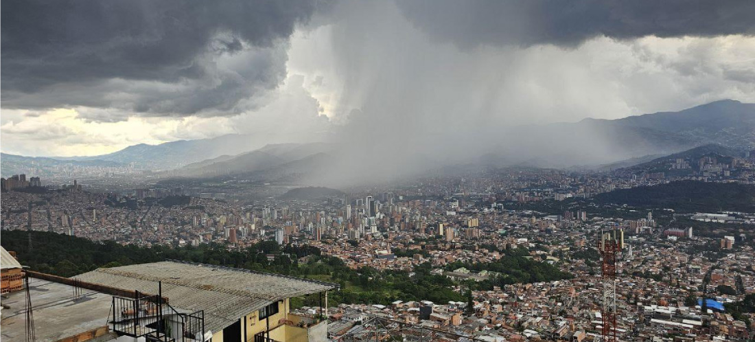 Fuerte lluvia afecta tránsito en la vía Las Palmas