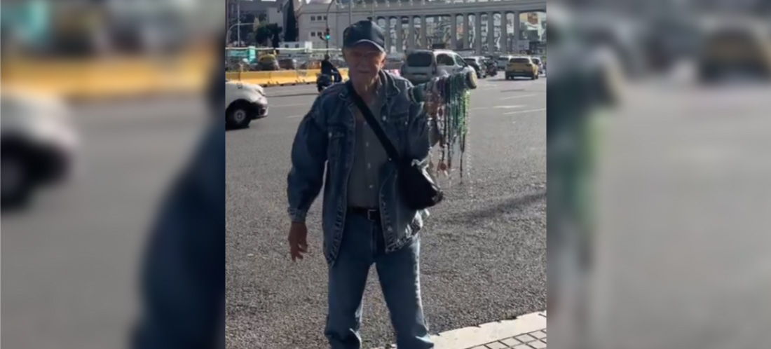 Santuariano de 78 años causa sensación vendiendo camándulas y rosarios en Barcelona, España