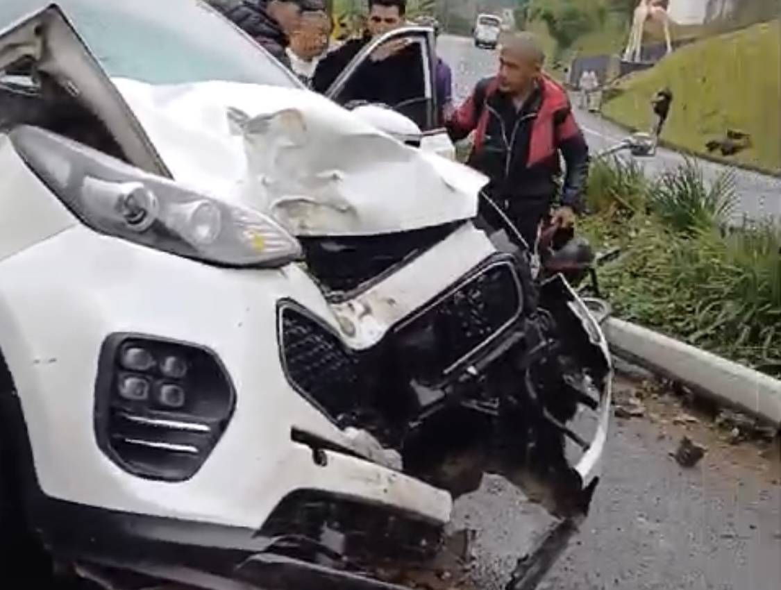 Aparatoso accidente de tránsito en la vía Las Palmas: vehículo colisionó contra un poste