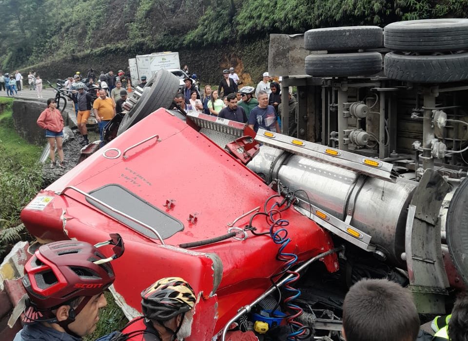 Volcamiento de tractocamión causó cierre total en la vía Pintada-Medellín