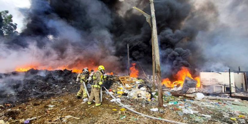 ¡Atención! Gigantesco incendio en una bodega de reciclaje en Medellín