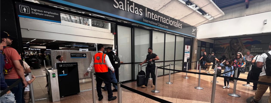 Oficiales de Migración no dan abasto: pasaron de atender tres vuelos internacionales a sesenta diarios en Rionegro