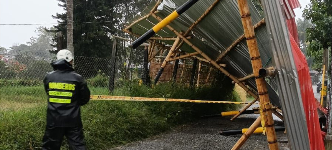 Fuerte aguacero en Rionegro causó caída de un techo e inundaciones en las vías