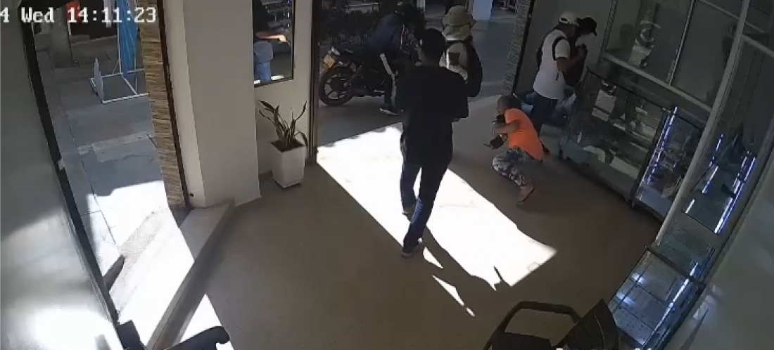 En video: robo en joyería de Barbosa: delincuentes utilizaron prendas de contratista de EPM