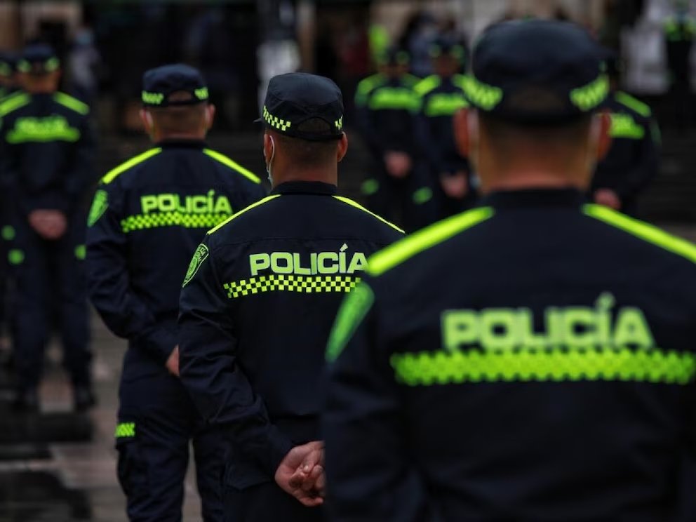 Policía enfrenta cargos por exponer supuesta infidelidad de su esposa en redes sociales