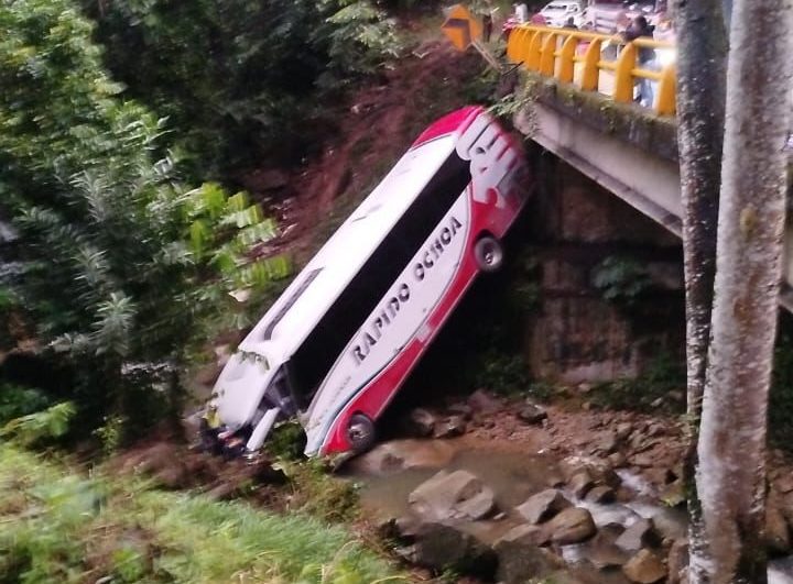 En video: dramático rescate a pasajeros del bus de Rápido Ochoa