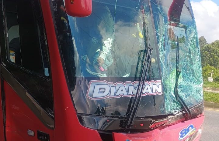 En video: fuerte accidente entre un bus y una camioneta en Marinilla