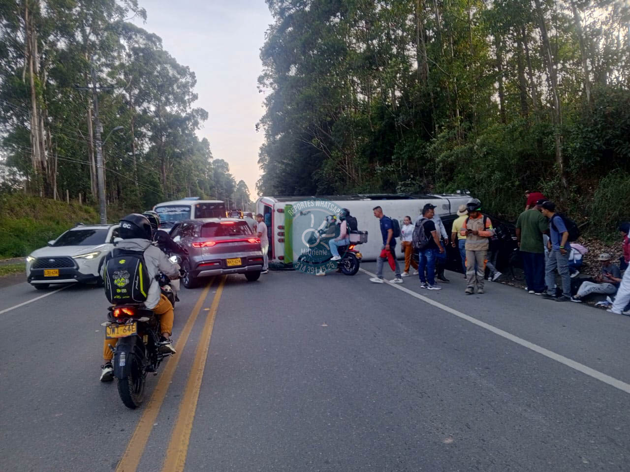 ¡Atención! Bus perdió el control y chocó contra un carro en la vía Tablazo-Aeropuerto