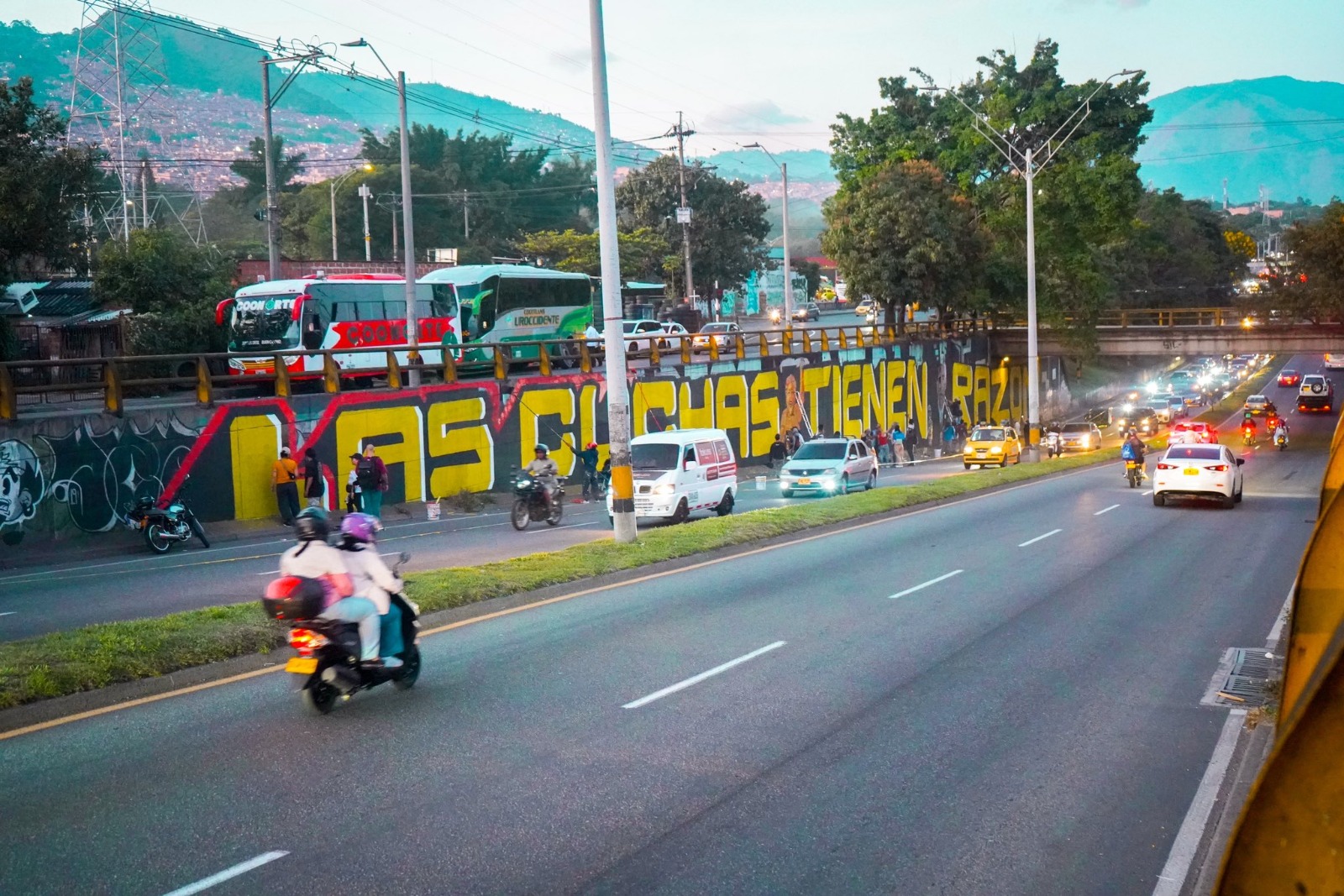 Grafiteros de Medellín se volvieron a encontrar para repintar mural sobre La Escombrera