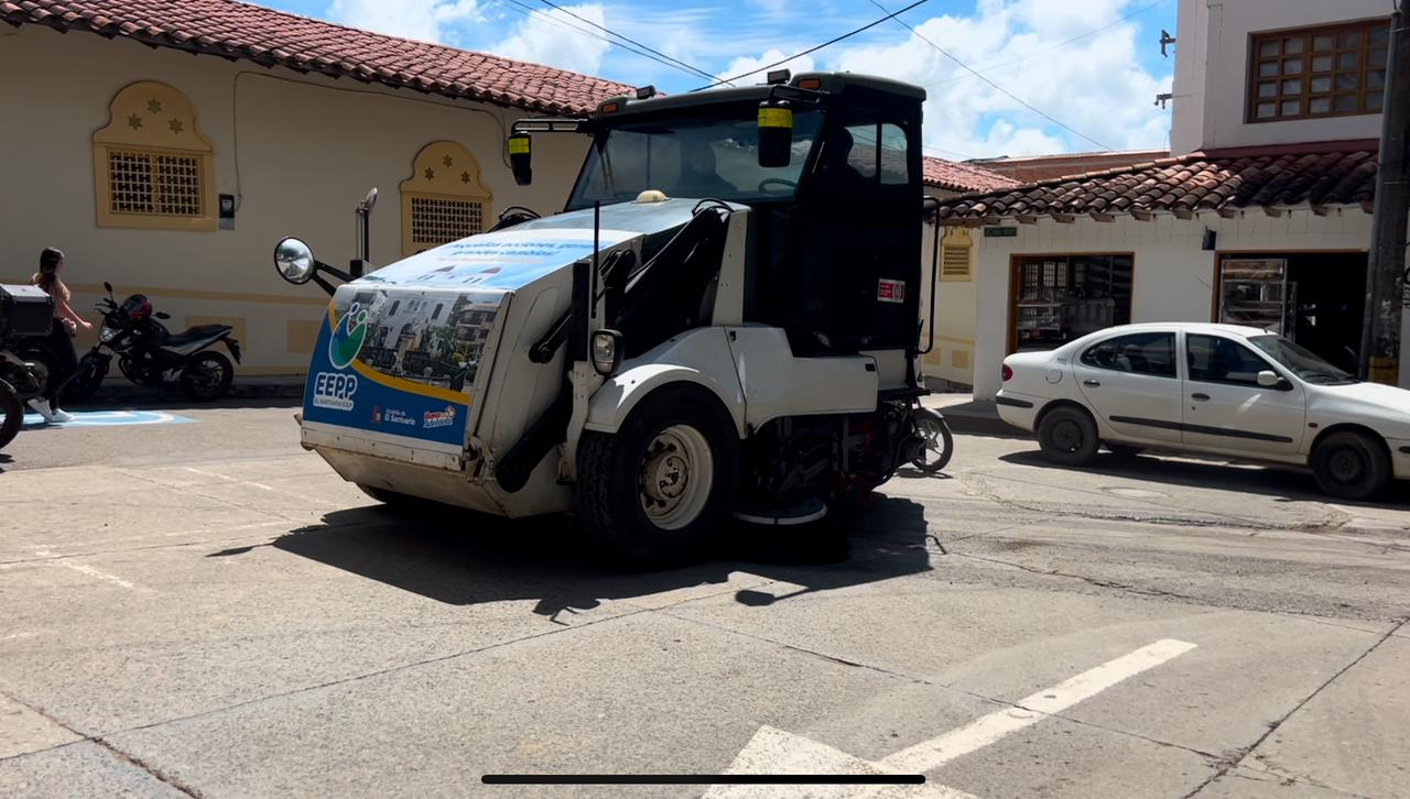 El Santuario refuerza la limpieza durante las Fiestas del Retorno con un carro escoba