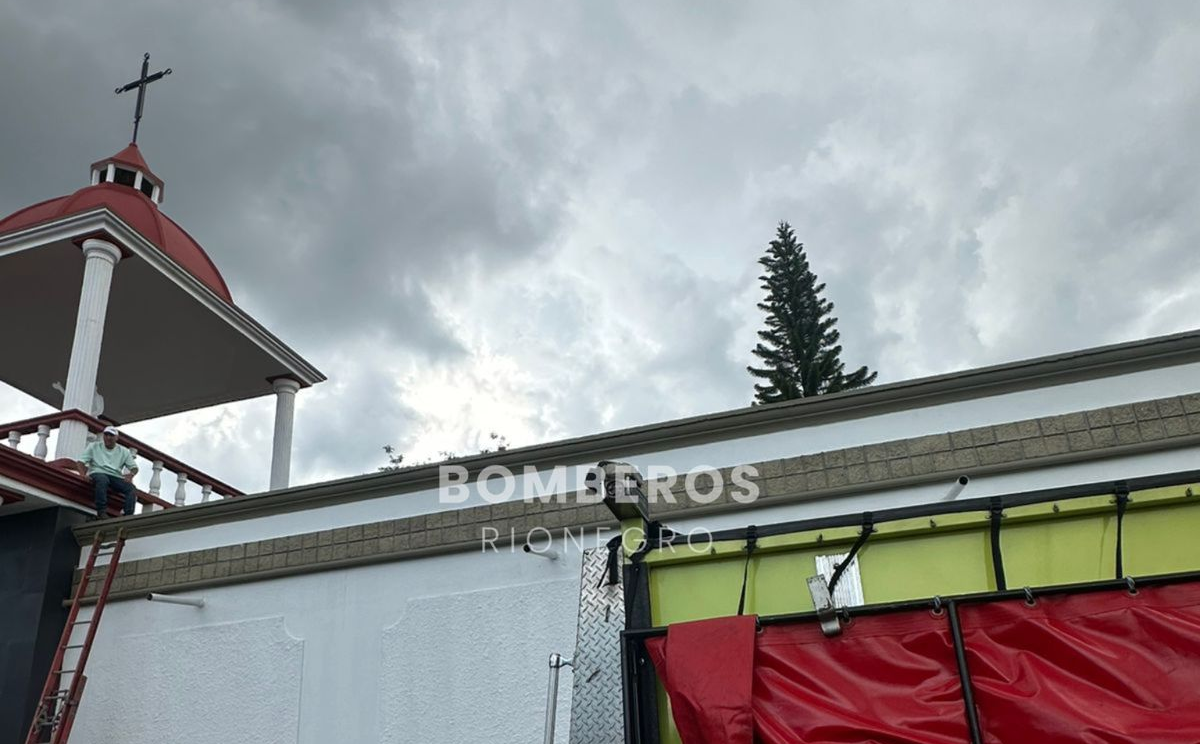 Bomberos rescatan a hombre que quedó encerrado en el cementerio de Rionegro