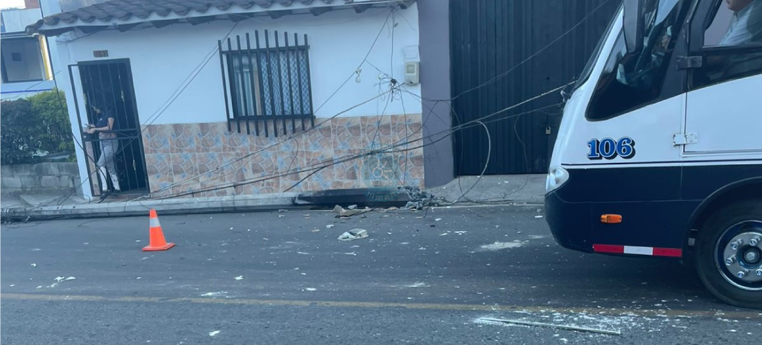 web-Atención-Una-volqueta-tumbó-un-poste-de-energía-en-La-Ceja-hay-restricción-en-la-movilidad