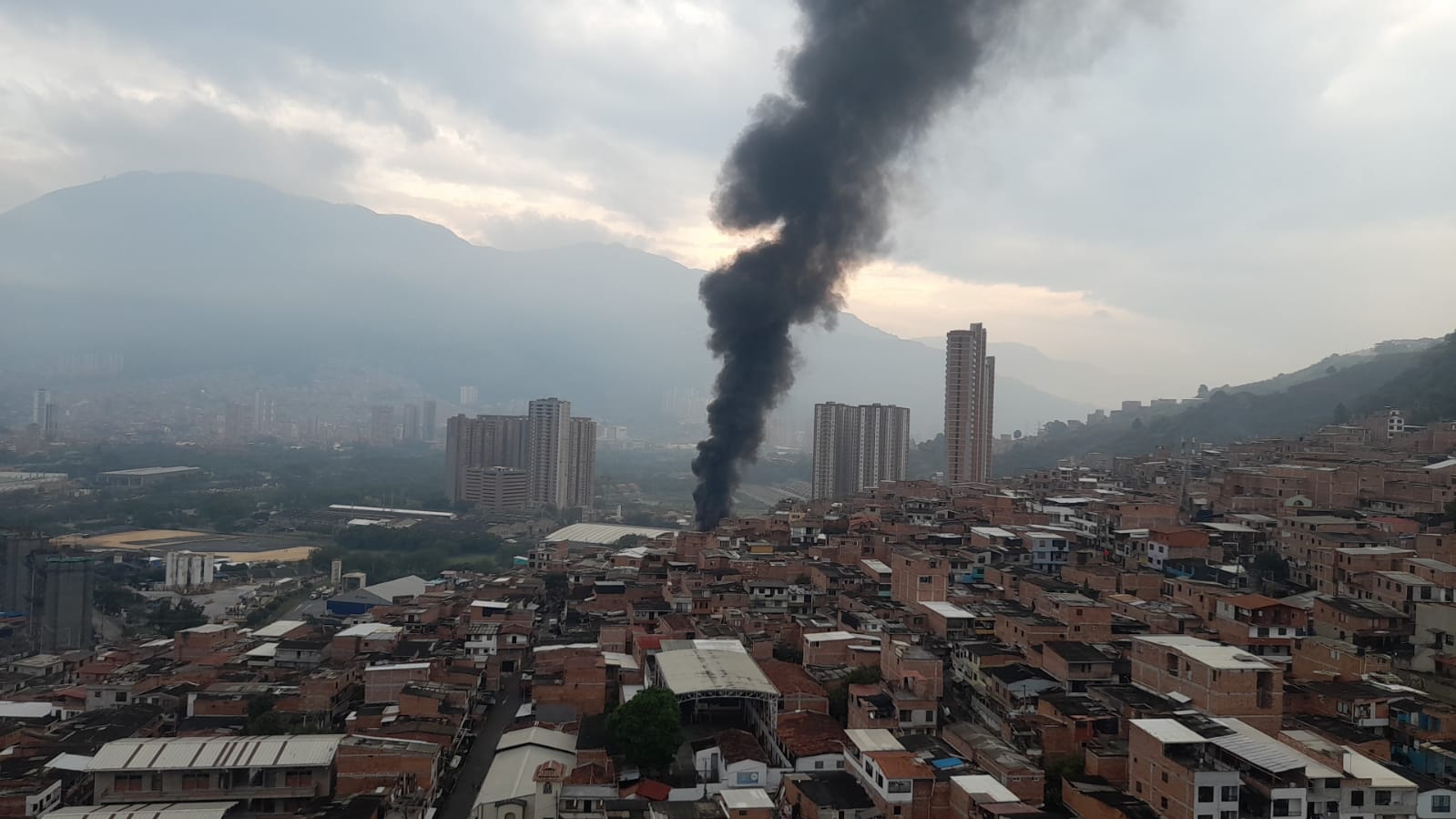Voraz incendio en Bello: bomberos continúan labores para controlar conflagración en el barrio La Gabriela