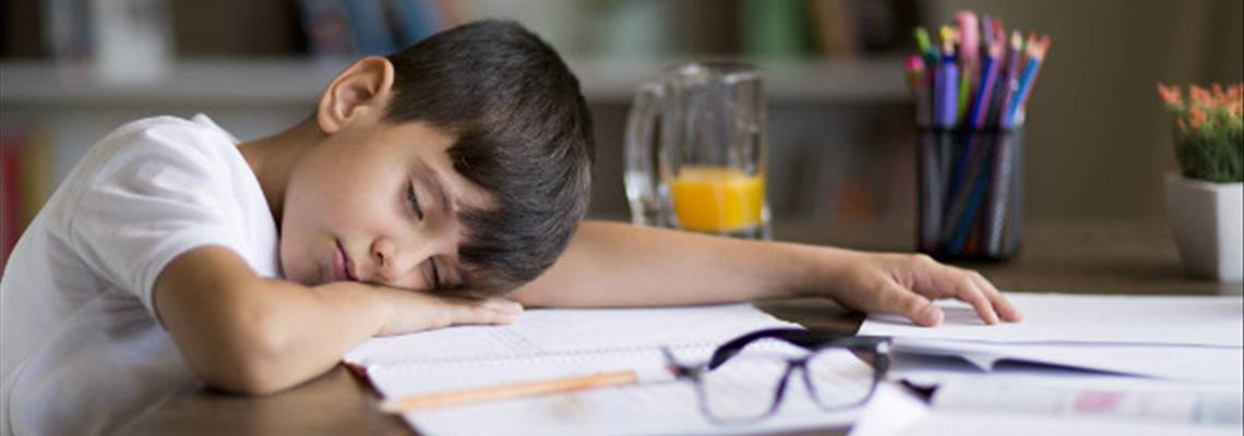 Avanza proyecto de ley para prohibir clases en colegios públicos y privados antes de las 7:00 a. m.