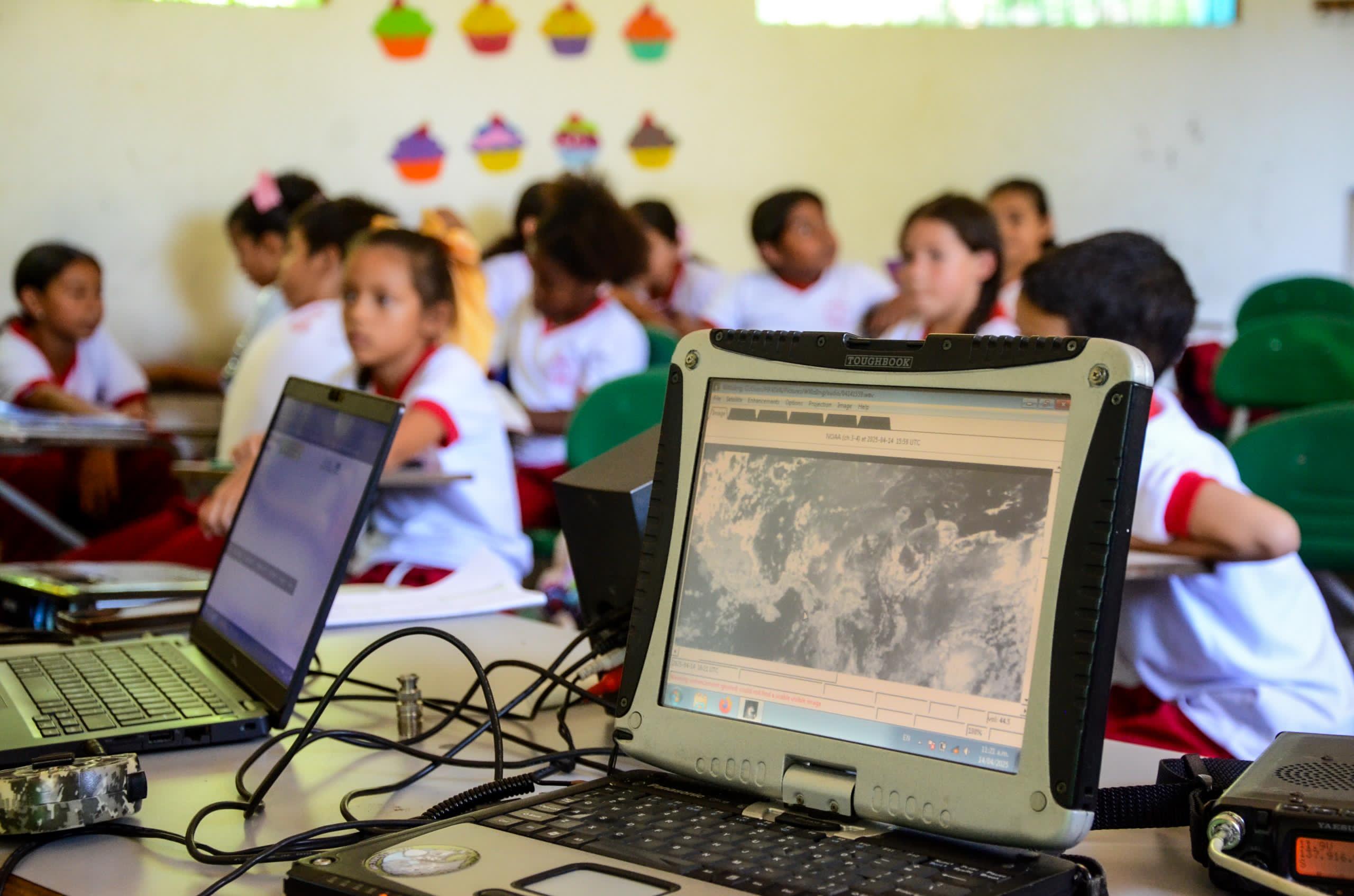 Ciencia y tecnología en las montañas de Cocorná: niños de la zona rural exploran el espacio desde su propia escuela 