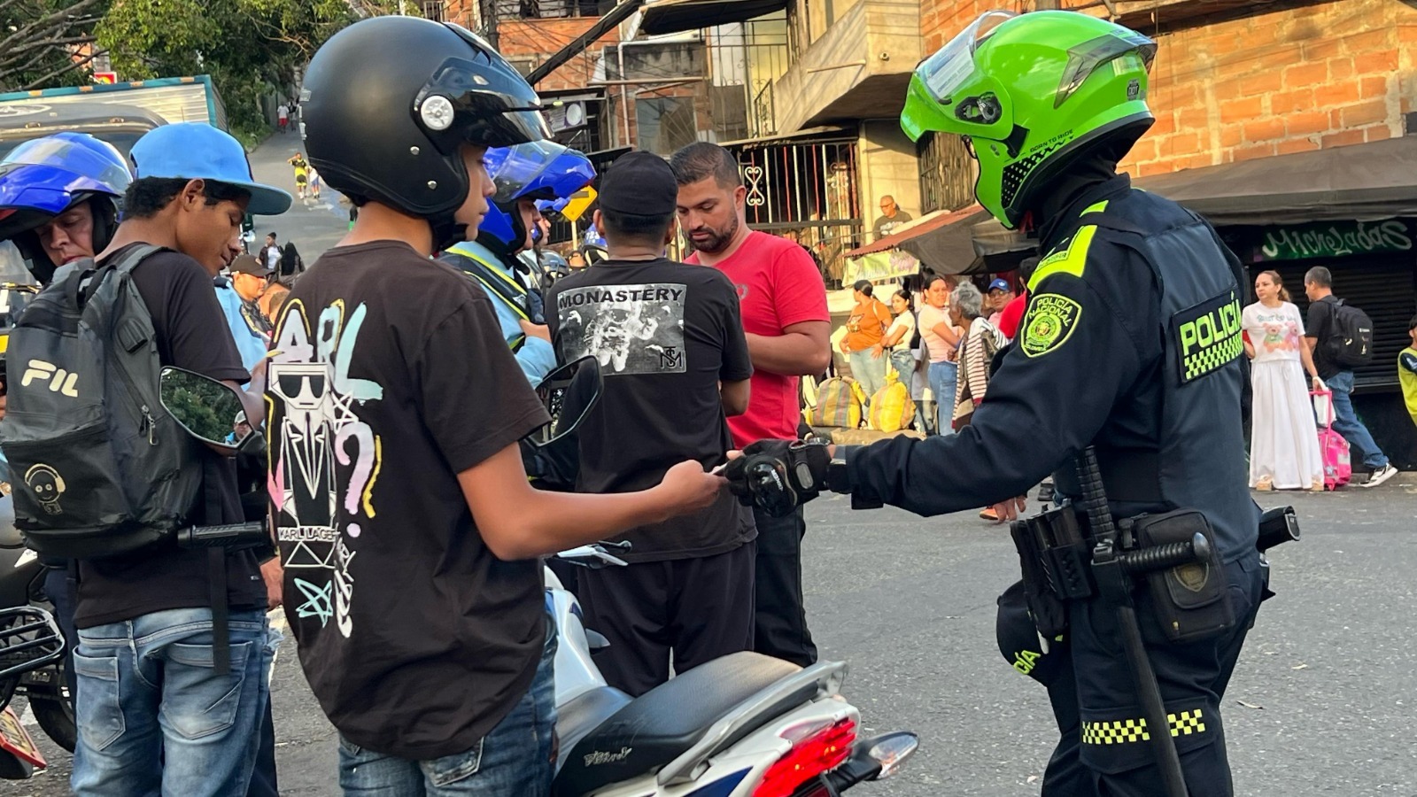 Más de 190 comparendos, una captura y vehículos recuperados dejó operativo de seguridad en el nororiente de Medellín