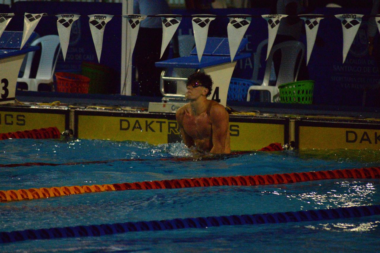 A sus 17 años, el rionegrero Emiliano Calle clasificó al Mundial de Natación en Rumania