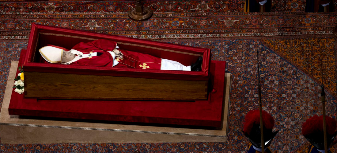 Los objetos que acompañaron al papa Francisco en su entierro