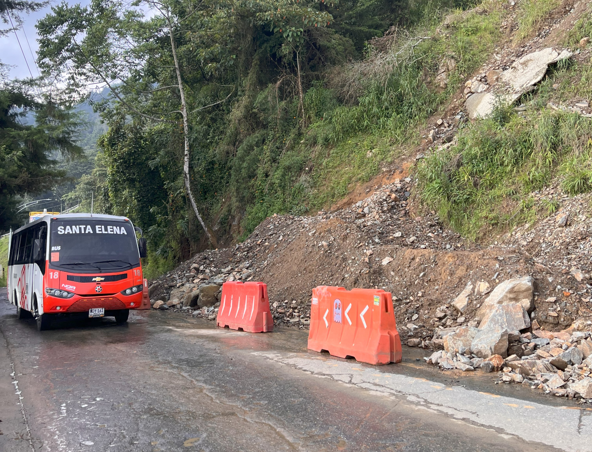 Vía a Santa Elena permanece con controles las 24 horas en sector El Mirador