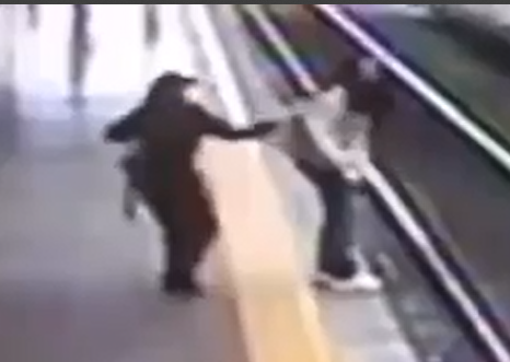 ¡Acto heroico! Una auxiliar de policía le salvó la vida a mujer en el Metro de Medellín
