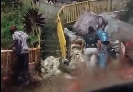 Varias personas tuvieron que limpiar una quebrada a la que habían lanzado escombros y basura en Villatina