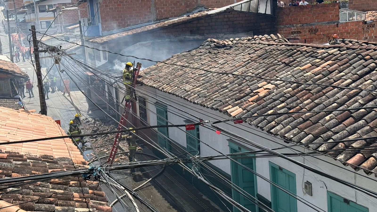 Urgente: incendio en Rionegro deja una persona herida y afectaciones en dos viviendas y un taller